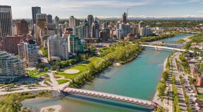 Ponte della pace sul fiume Bow a Calgary, Alberta, Canada