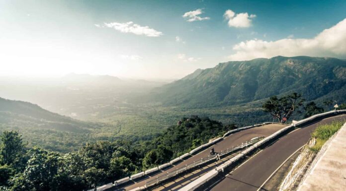 Kolli percorre la strada delle 70 curve nel Tamilnadu, in India