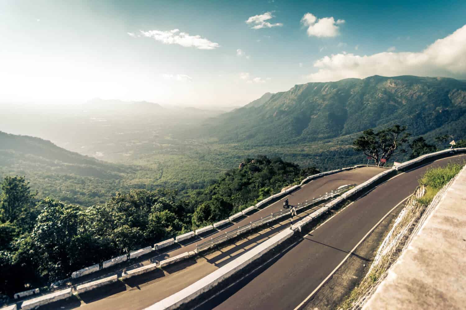 Kolli percorre la strada delle 70 curve nel Tamilnadu, in India