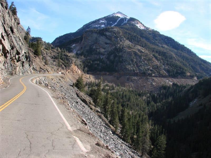 La Million Dollar Highway in Colorado ha pochi guardrail