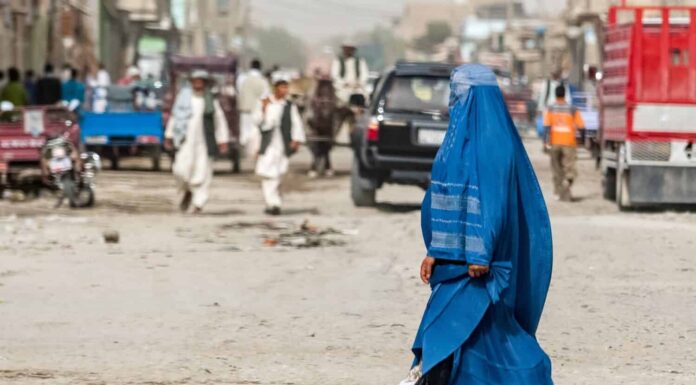 Donna afghana in hijab a Kabul, nativi dell'Afghanistan per le strade della città