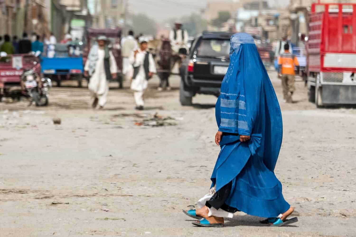 Donna afghana in hijab a Kabul, nativi dell'Afghanistan per le strade della città