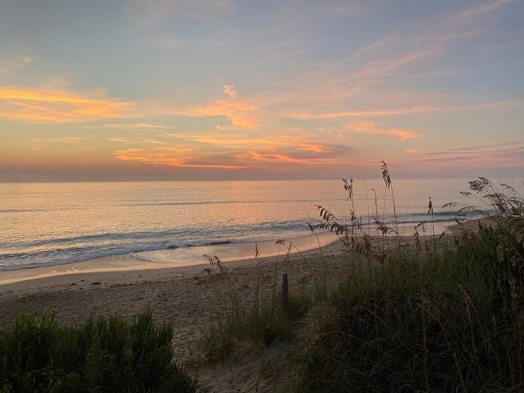 Alba della spiaggia della Carolina del Nord dell'anatra