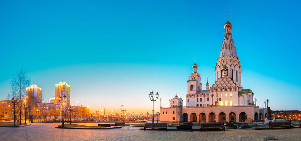 Minsk, Bielorussia.  Vista Panoramica Della Chiesa Di Tutti I Santi Al Tramonto.  Chiesa commemorativa di Minsk in memoria delle vittime, che è stata la nostra salvezza nazionale.  Illuminazione serale.