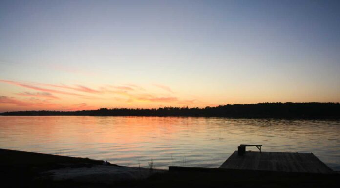 tramonto su un lago della carolina del nord