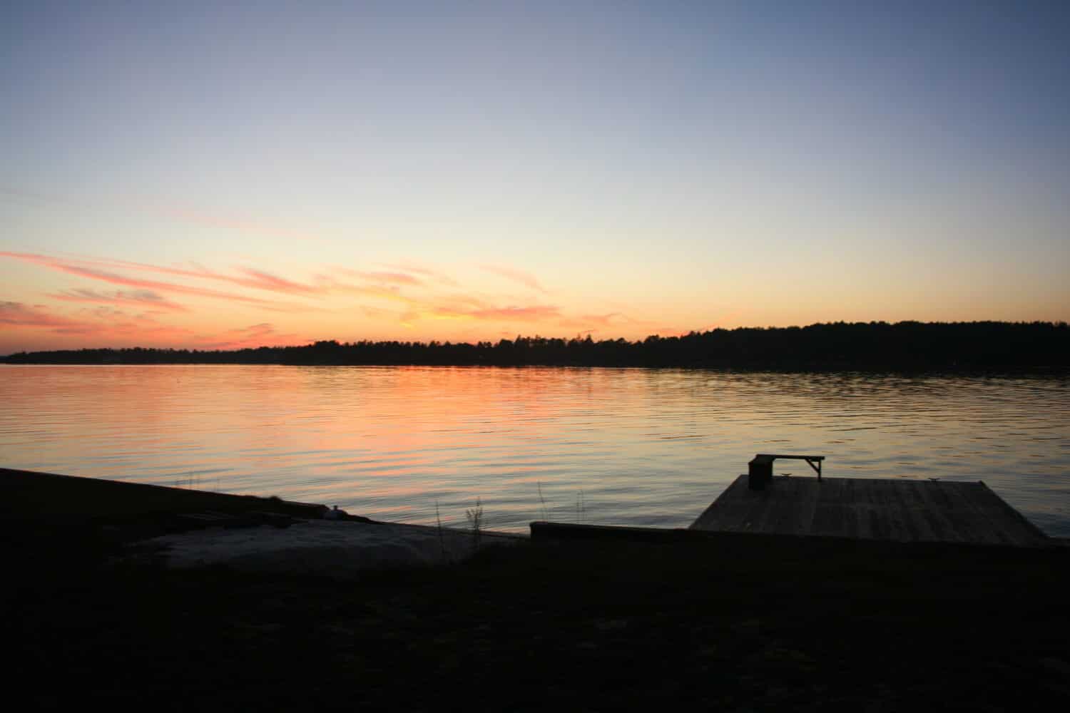 tramonto su un lago della carolina del nord