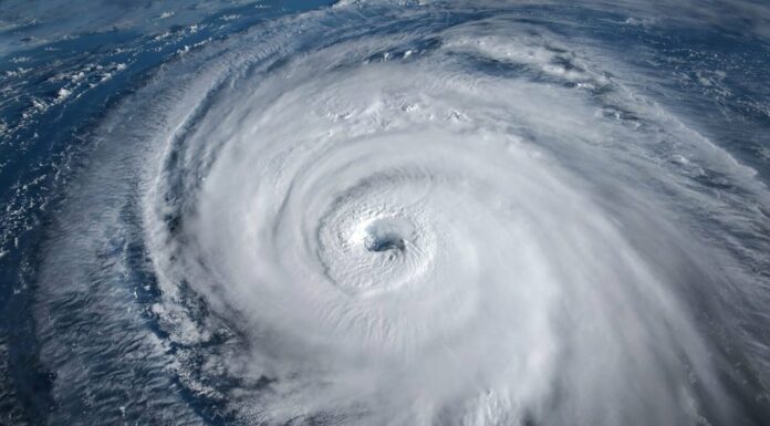 Super tifone, tempesta tropicale, ciclone, uragano, tornado, sull'oceano.  Sfondo del tempo.  Tifone, tempesta, tempesta di vento, supertempesta, burrasca si spostano a terra.  Elementi di questa immagine forniti dalla NASA.