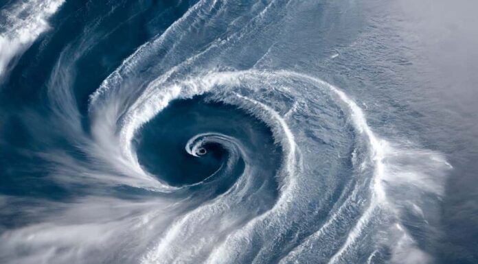 Uragano dallo spazio.  Vista satellitare.  Super tifone sull'oceano.  L'occhio del ciclone.  Vista dallo spazio.  Alcuni elementi di questa immagine forniti dalla NASA
