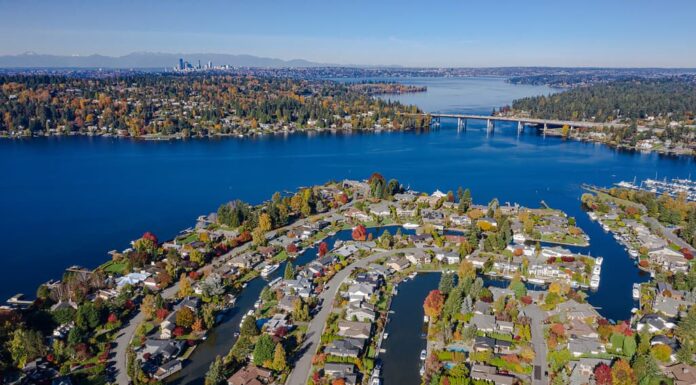 Stati Uniti d'America, nello Stato di Washington, Bellevue.  Il quartiere di Newport Shores, il lago Washington e il ponte galleggiante in autunno, con Seattle in lontananza.