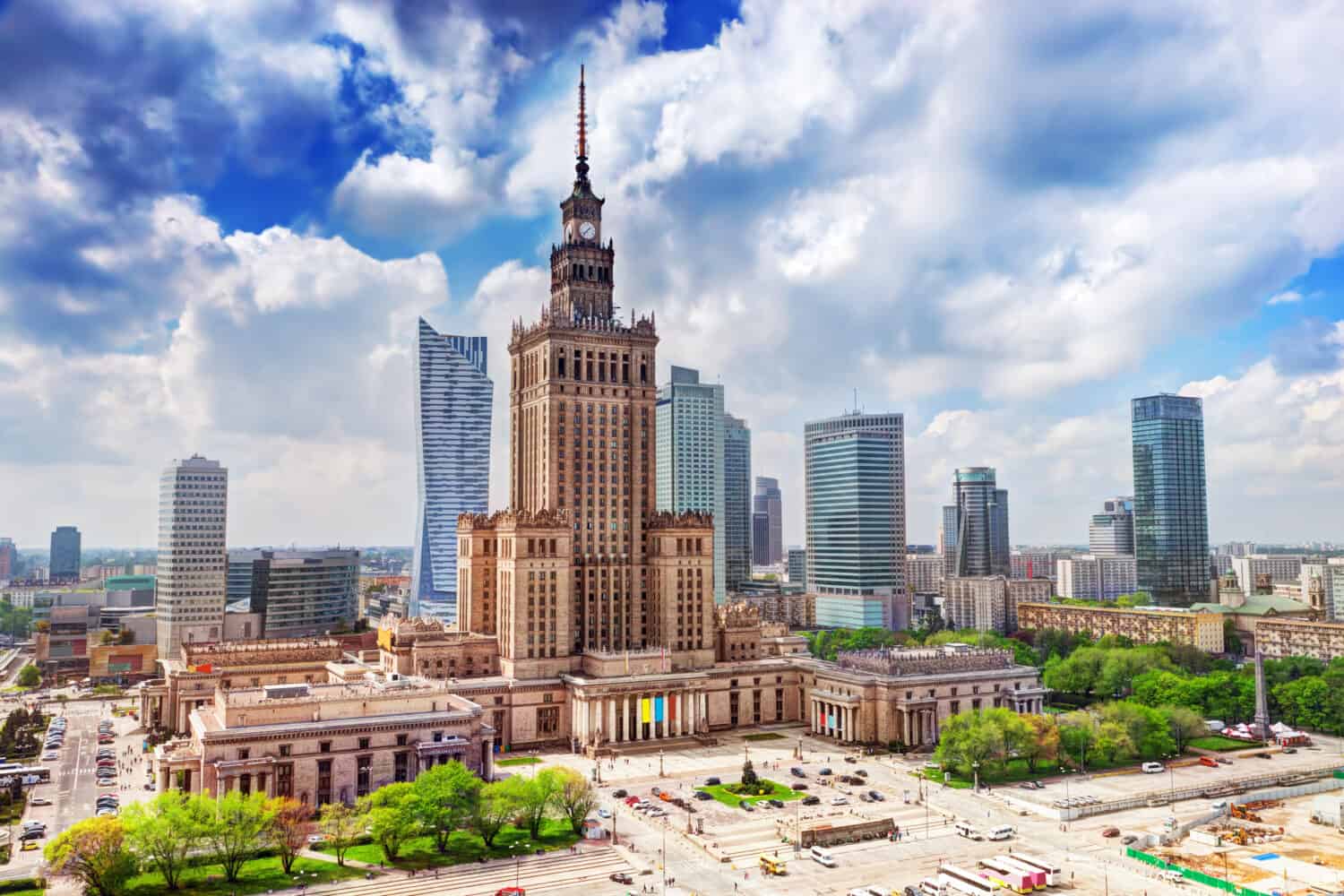 Varsavia, Polonia.  Vista aerea Palazzo della Cultura e della Scienza e grattacieli del centro commerciale, centro città.