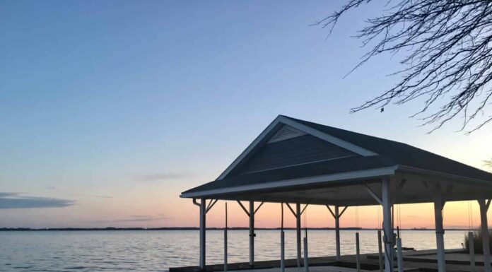 Bacino del Grand Lake St. Mary al tramonto