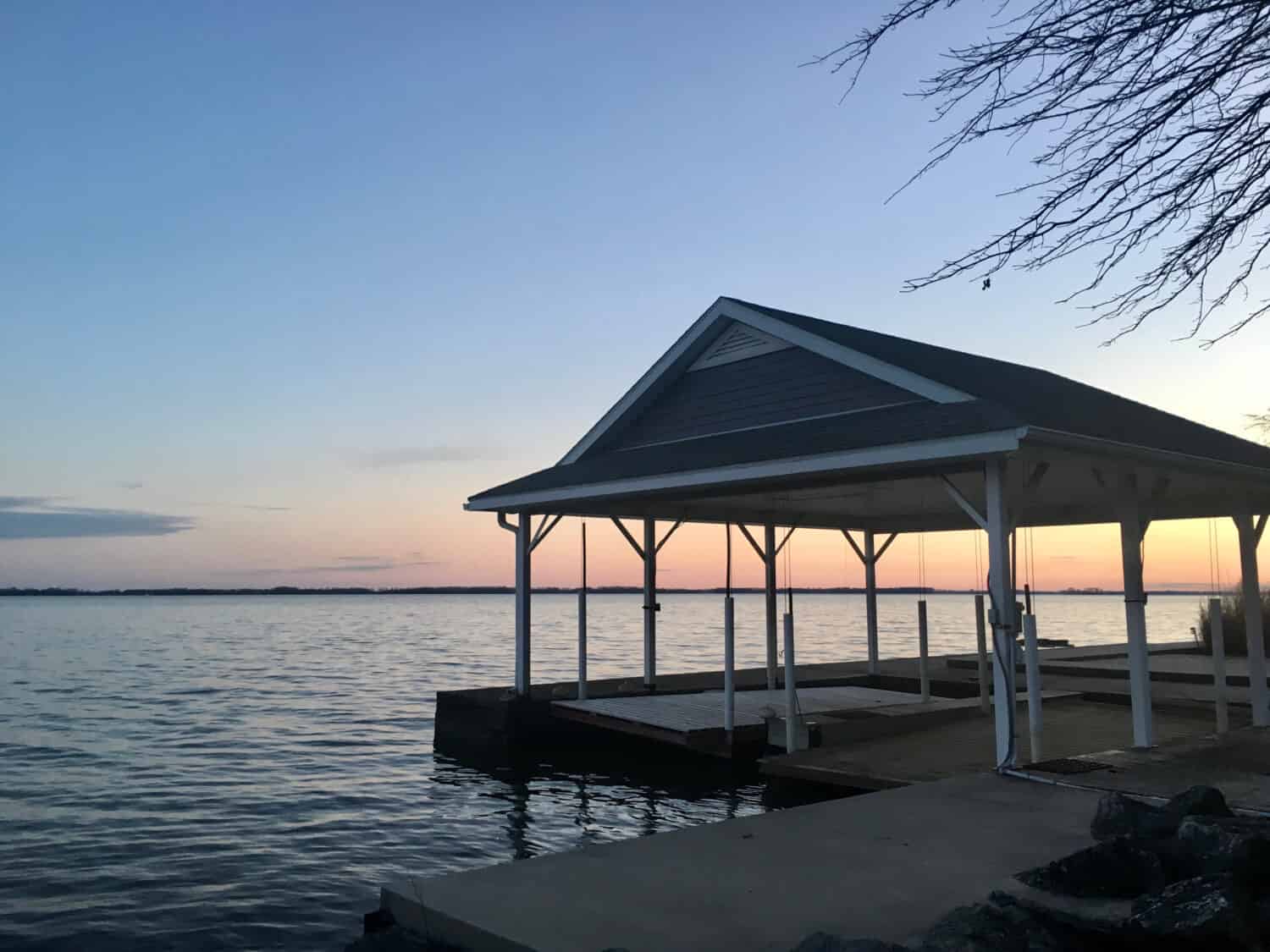 Bacino del Grand Lake St. Mary al tramonto