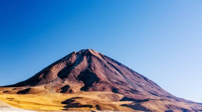 Vista del vulcano Licancabur e della Laguna Verde verde smeraldo al confine tra Cile e Bolivia