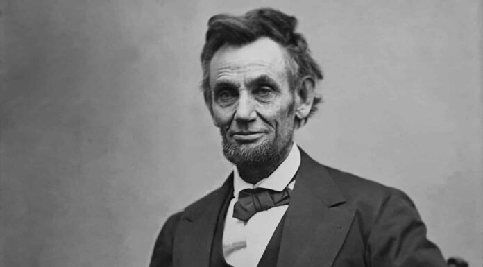 Abraham Lincoln (1809-1865) seduto e con in mano gli occhiali e una matita il 5 febbraio 1865 nel ritratto di Alexander Gardner.