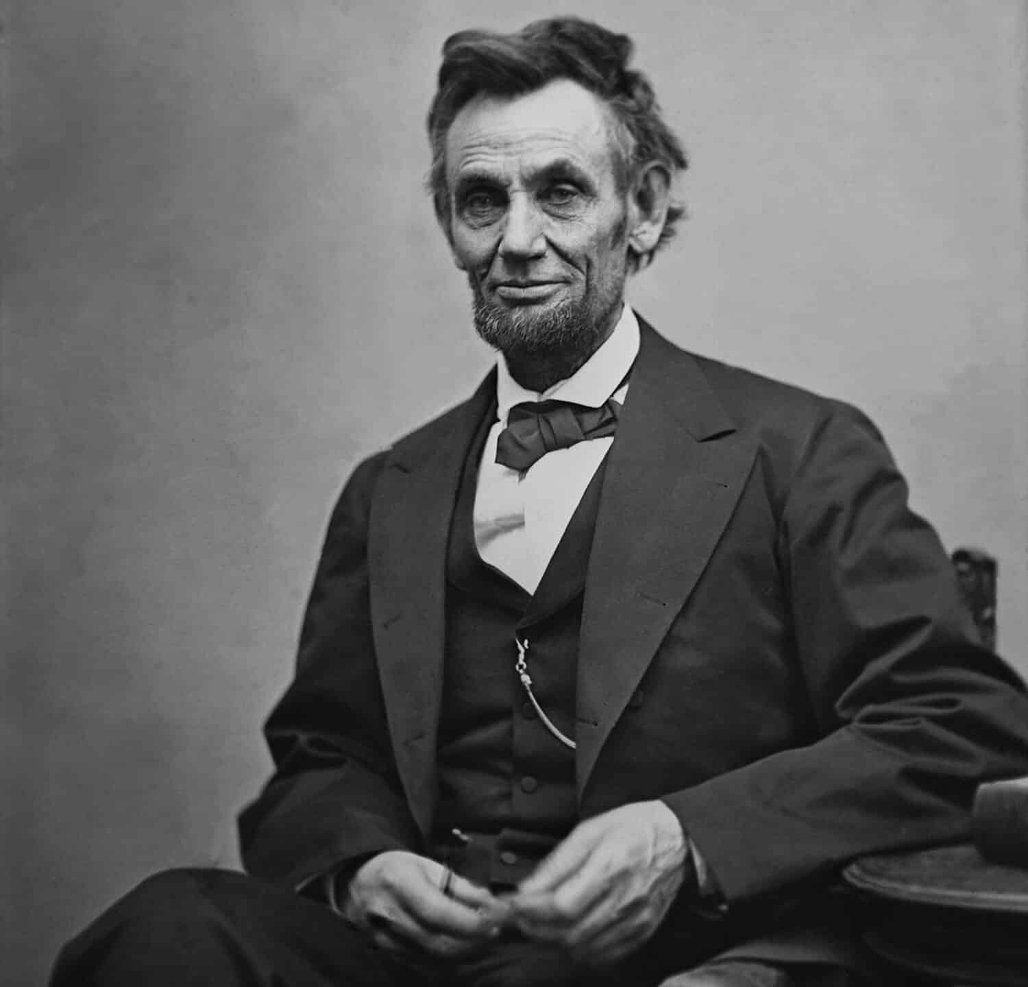 Abraham Lincoln (1809-1865) seduto e con in mano gli occhiali e una matita il 5 febbraio 1865 nel ritratto di Alexander Gardner.