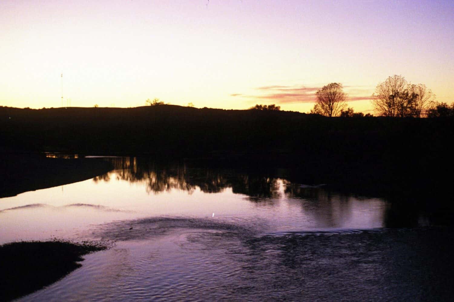 Il grande fiume azzurro al crepuscolo