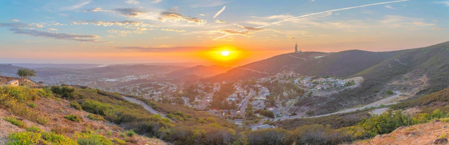 Vista panoramica di una zona residenziale di montagna a San Diego County in California
