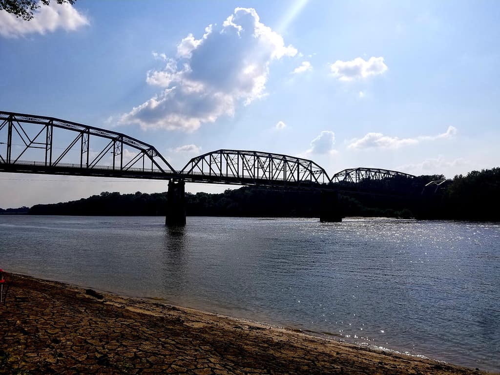 Rive del fiume Ohio lungo il confine di Evansville Indiana e Kentucky.