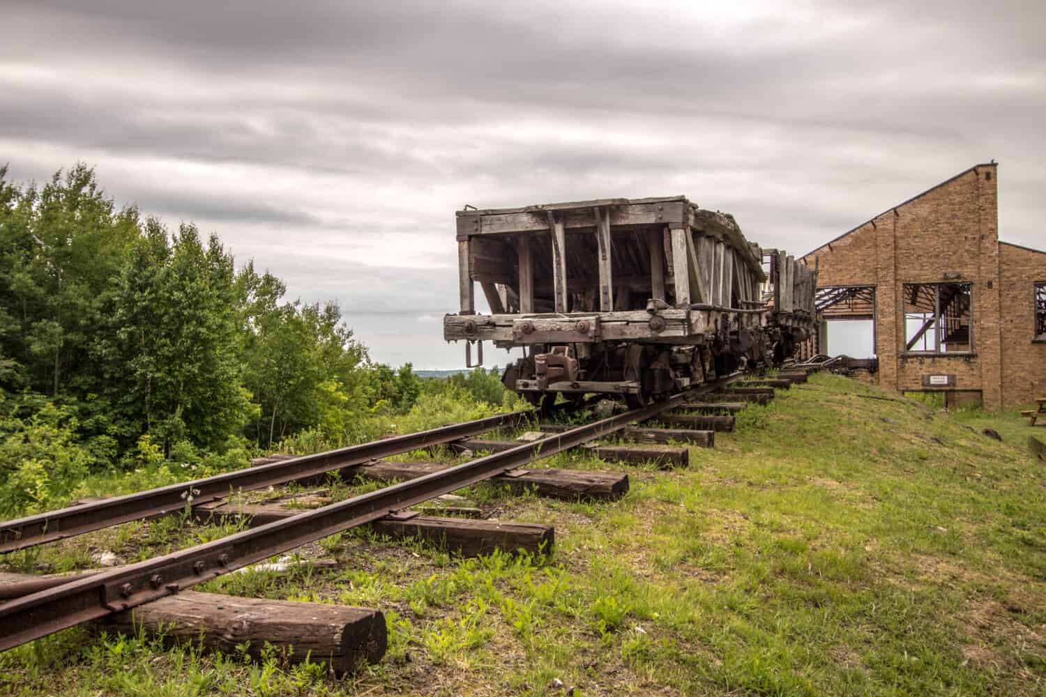 Fine dell'era industriale.  Antico treno in legno sui binari della miniera di Quincy nel Keweenaw National Historical Park a Calumet, Michigan