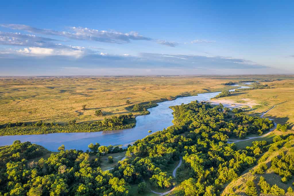 poco profondo e largo fiume triste che scorre attraverso Nebraska Sandhills a Nebraska National Forest, veduta aerea del paesaggio estivo mattutino
