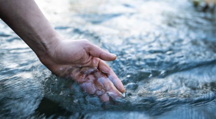 Acqua pulita e limpida