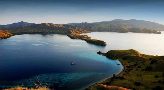 Isola di Komodo nel tramonto dell'indonesia