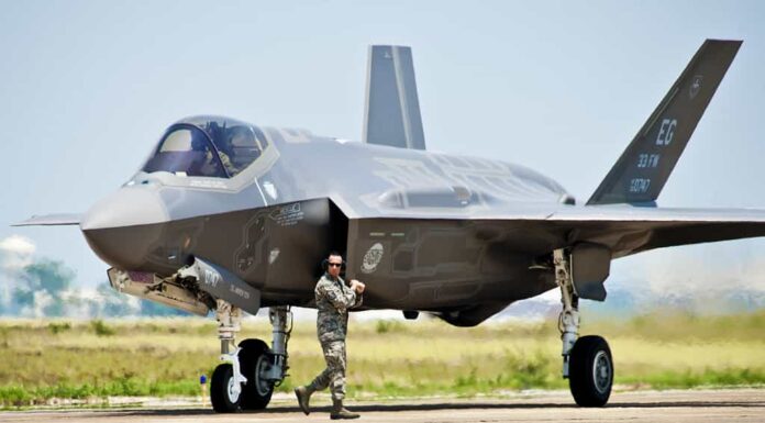  Un manutentore di velivoli della 33rd Fighter Wing si muove accanto al più nuovo velivolo del Dipartimento della Difesa, il caccia d'attacco congiunto F-35 Lightning II dell'aeronautica statunitense (JSF), prima di dare al pilota l'ordine di rullare l'aereo alla base aerea di Eglin, Fla., 14 luglio 2011.