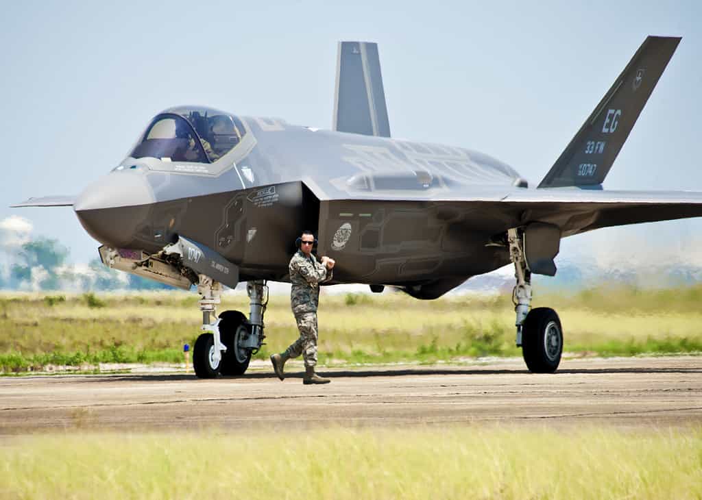  Un manutentore dell'aereo del 33rd Fighter Wing si muove accanto al nuovo aereo del Dipartimento della Difesa, il caccia da attacco congiunto F-35 Lightning II dell'aeronautica americana (JSF), prima di dare al pilota l'ordine di rullare l'aereo alla base dell'aeronautica militare di Eglin, in Florida, 14 luglio 2011.