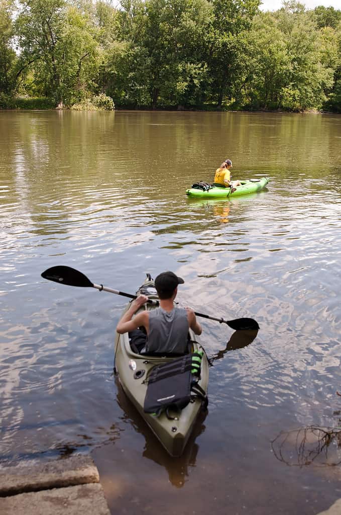 Un uomo e una donna in kayak che entrano nel fiume Allegheny nella contea di Warren in Pennsylvania, USA, in un giorno d'estate