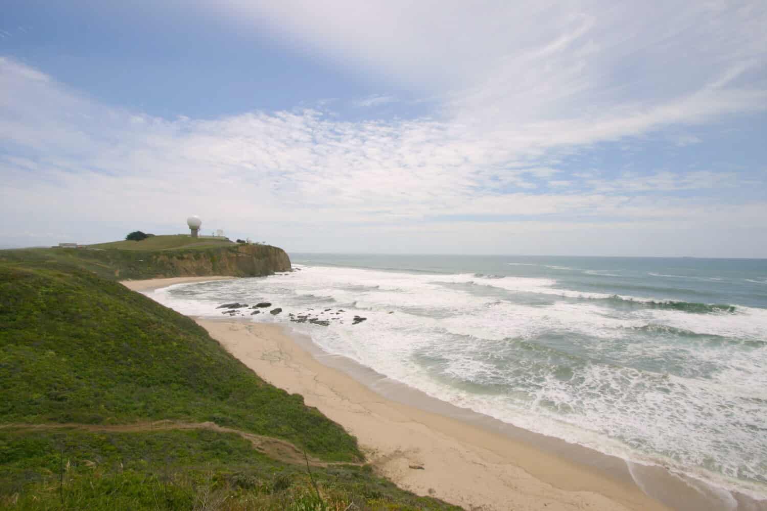 Una foto panoramica di Mavericks Beach a Half Moon Bay, California.