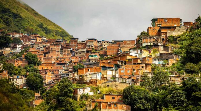 Edifici residenziali urbani sulla collina nella capitale del Venezuela di Caracas al giorno