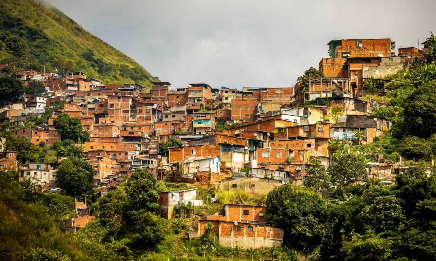 Edifici residenziali urbani sulla collina nella capitale del Venezuela di Caracas al giorno