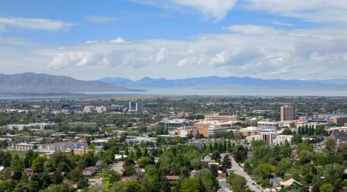 Vista su Provo verso il lago Utah sopra il campus della BYU.