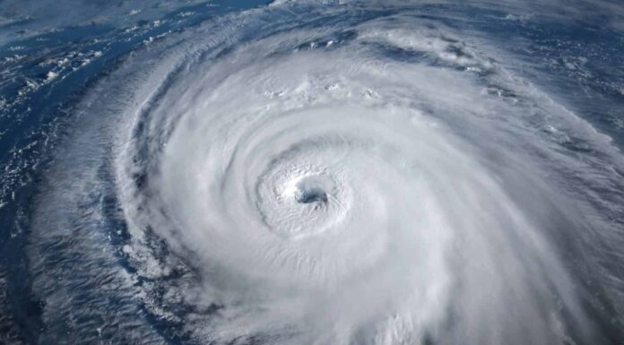 Super tifone, tempesta tropicale, ciclone, uragano, tornado, sull'oceano.  Sfondo del tempo.  Tifone, tempesta, tempesta di vento, supertempesta, burrasca si spostano a terra.  Elementi di questa immagine forniti dalla NASA.