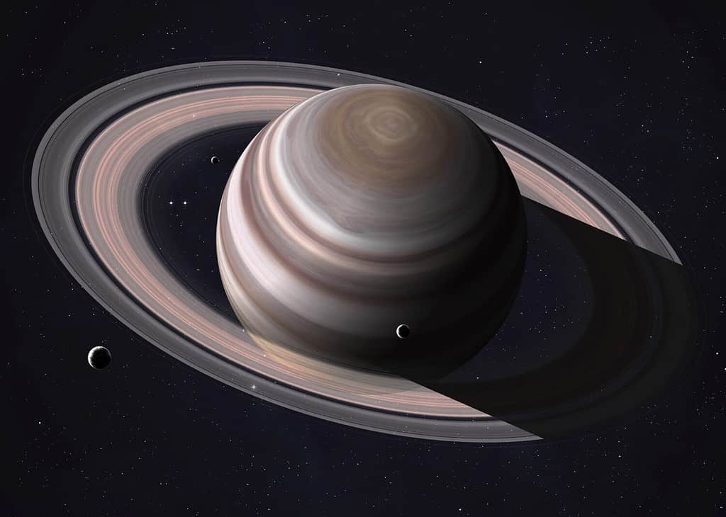 Ripresa colorata che mostra parte di Saturno e dei suoi anelli illuminati dai raggi del sole.  Elementi di questa immagine forniti dalla NASA.