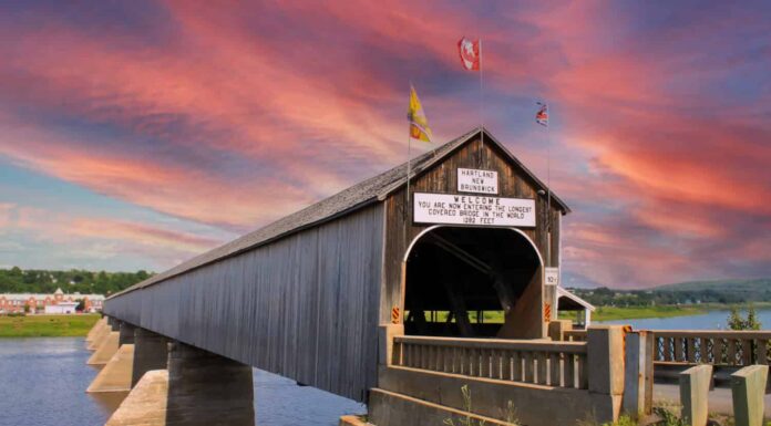 Il ponte coperto in legno più lungo del mondo si trova a Hartland, New Brunswick, Canada atlantico al tramonto