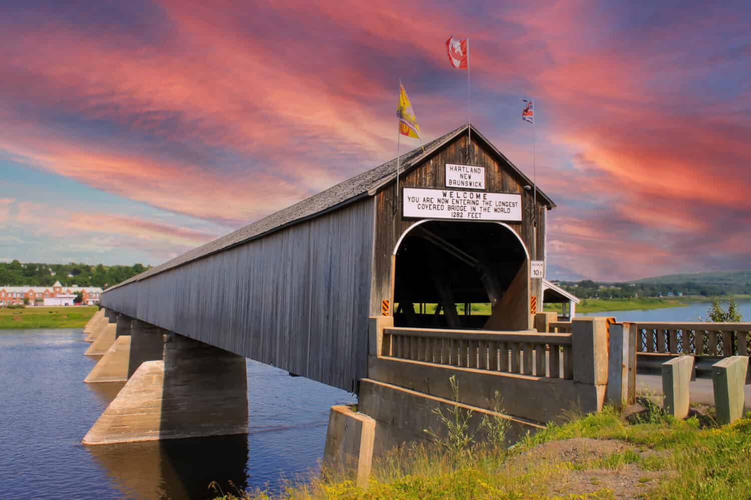 Il ponte coperto in legno più lungo del mondo si trova a Hartland, New Brunswick, Canada atlantico al tramonto