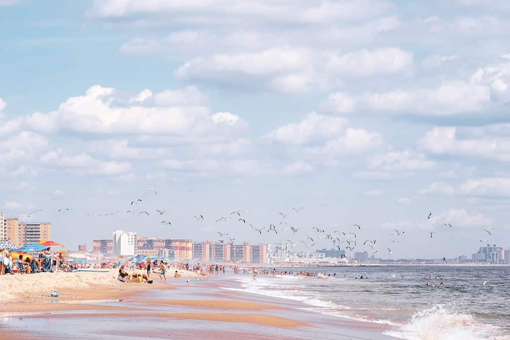 Rockaways, Queens, la spiaggia di New York e l'oceano durante l'estate.  Cieli azzurri e sabbia bianca.