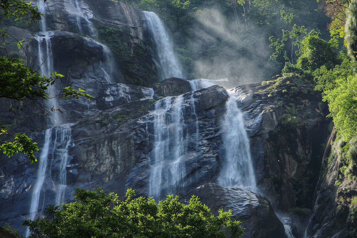 Cascata nel Parco Nazionale delle Montagne Udzungwa in Tanzania.