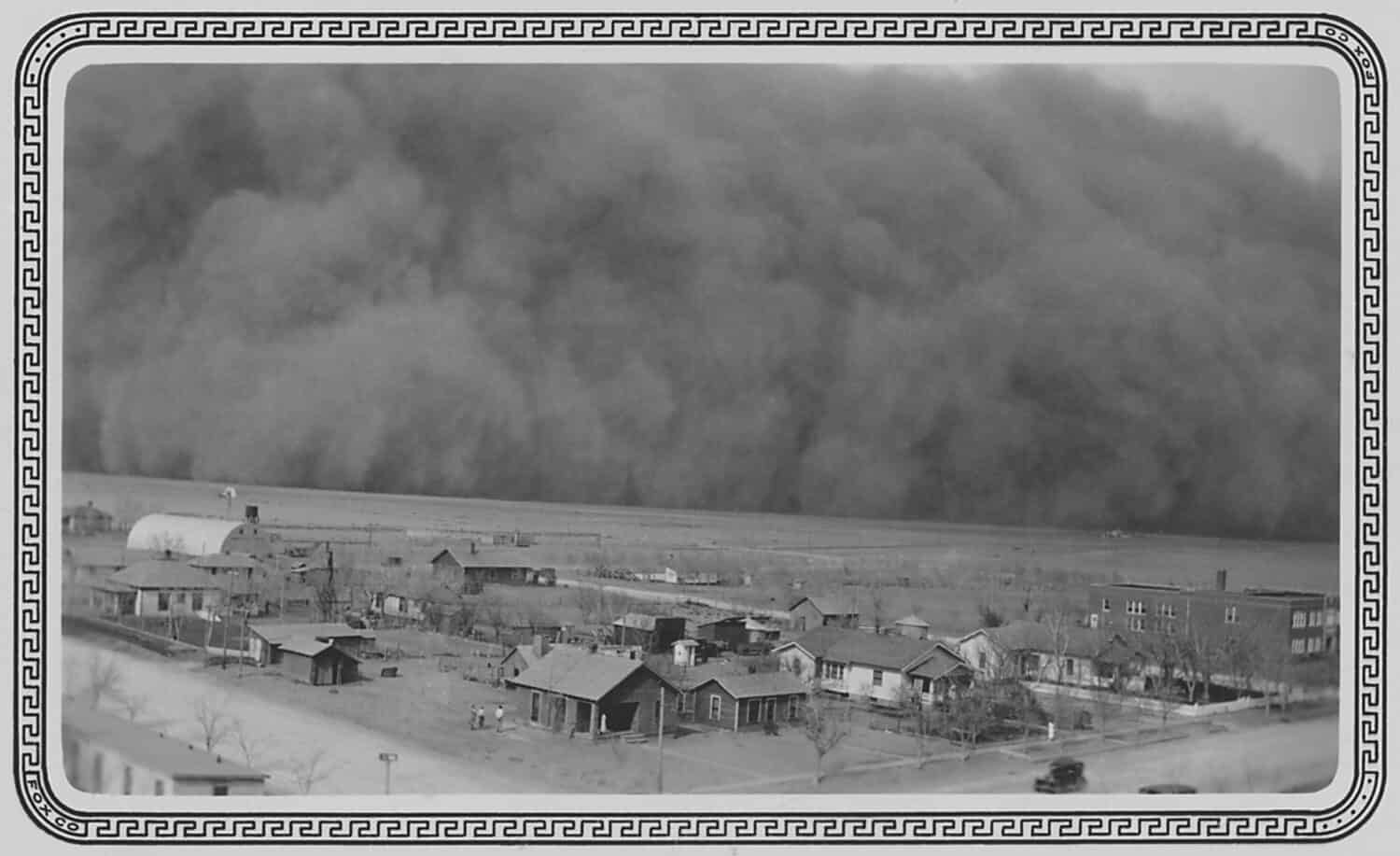 Tempesta di polvere a Rolla, Kansas.  6 maggio 1935. La foto è stata inviata al presidente Franklin Roosevelt questa nota, 'Caro signor Roosevelt, l'oscurità è arrivata quando ci ha colpito.  Foto scattata dalla torre dell'acqua cento fe