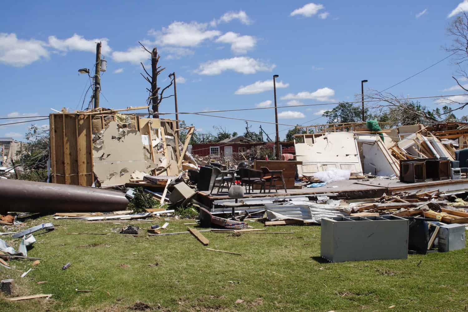 Aziende e case distrutte a Tuscaloosa dopo che un tornado EF 4 ha colpito la città il 27 aprile 2011.