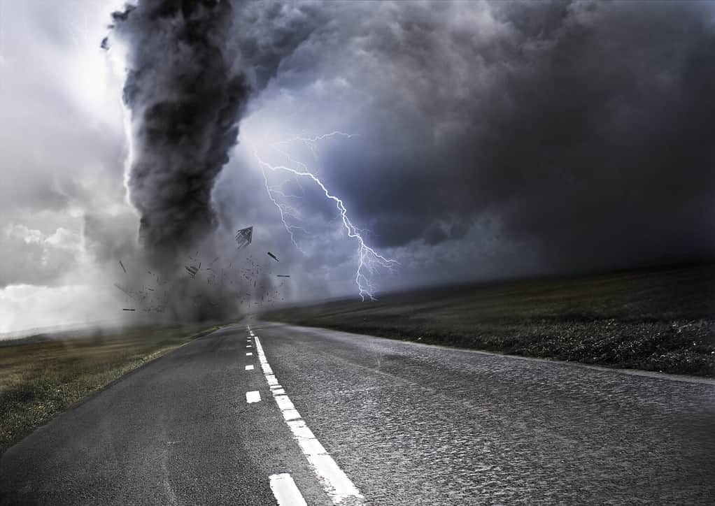 Potente tornado: distruzione di proprietà con fulmini sullo sfondo