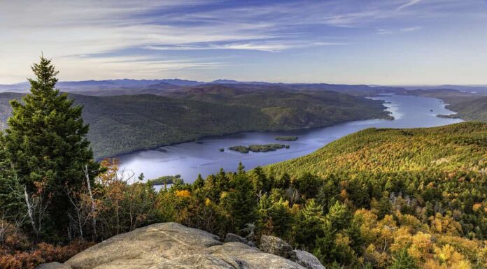 Lake George e la catena montuosa Tongue a New York