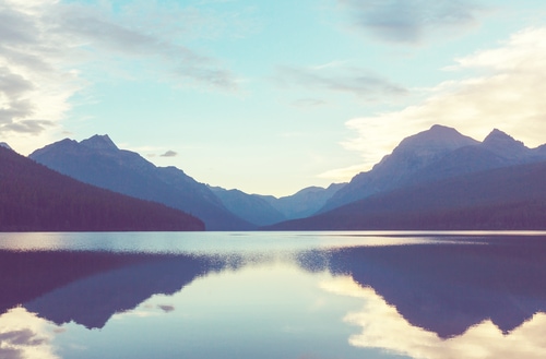 Bellissimo lago Bowman con il riflesso delle spettacolari montagne del Glacier National Park, Montana, USA.  Filtro Instagram.