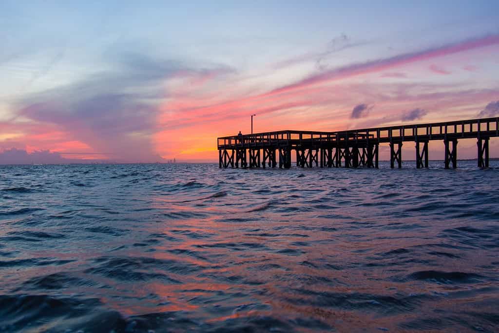 Mobile Bay Pier al tramonto sulla Daphne, Alabama Gulf Coast