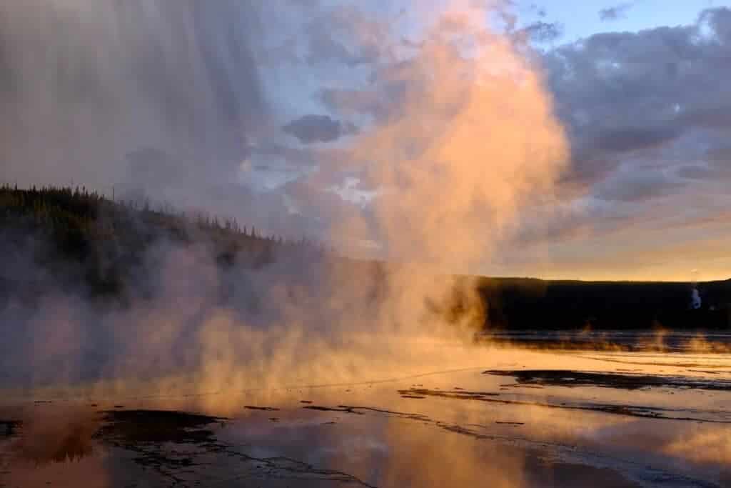 La tempesta sta arrivando a Grand Prismatic Spring nel Parco Nazionale di Yellowstone