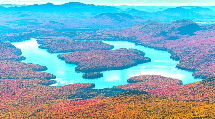 Vista aerea di Lake Placid, NY, con la caduta delle foglie