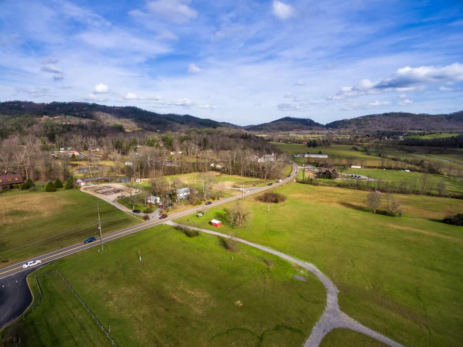 Vista aerea della città di Townsend nel Tennessee accanto alle Smoky Mountains