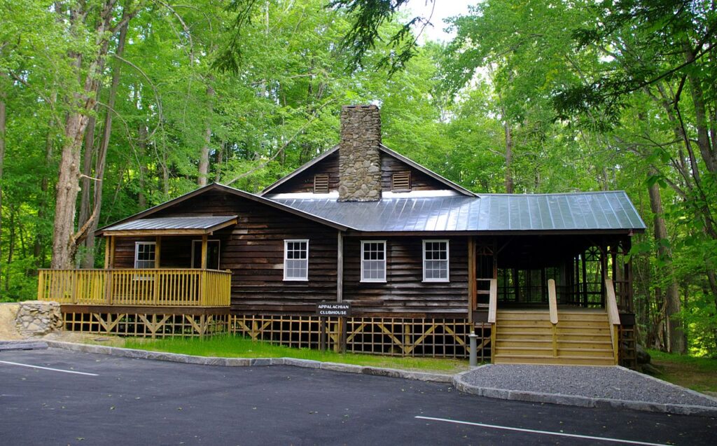 La clubhouse dell'Appalachian Club a Elkmont, Tennessee, Stati Uniti d'America, nel Parco Nazionale delle Grandi Montagne Fumose.  Questa club house è stata progettata da Albert Baumann, Jr., della ditta Baumann e Baumann, e costruita nel 1934.