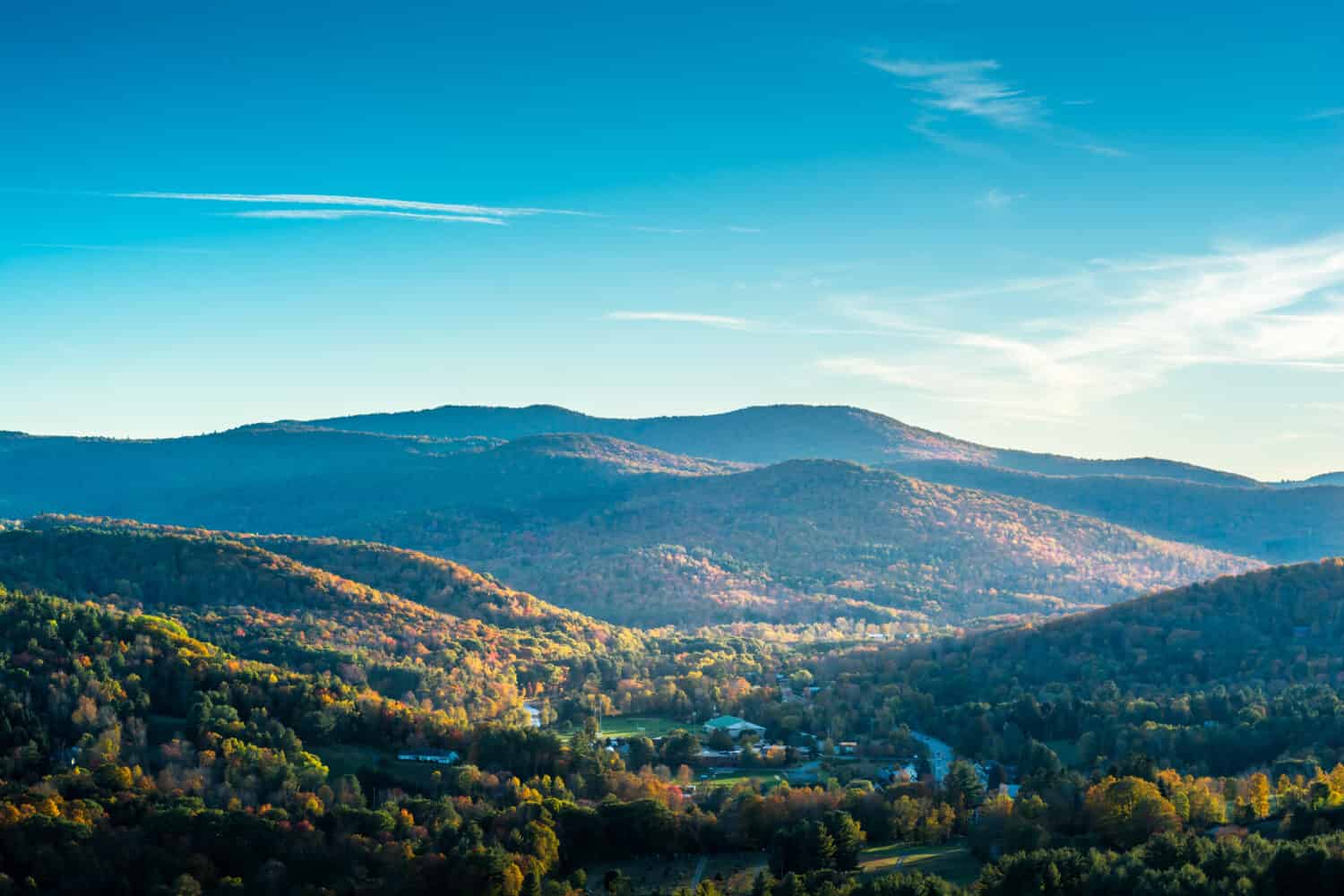 Guardando verso il basso sull'estremità sud di Woodstock Vermont durante il picco della stagione delle foglie autunnali